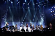 「約束」を歌う今井麻美を囲む7人の出演メンバー。