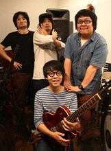 かみぬまゆうたろうバンド。手前がかみぬまゆうたろう、後方左から服部将典（B / NRQ）、野村卓史（Key / グッドラックヘイワ）、沖田優輔（Dr / はいからさん）。