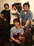 かみぬまゆうたろうバンド。手前がかみぬまゆうたろう、後方左から服部将典(B / NRQ)、野村卓史(Key / グッドラックヘイワ)、沖田優輔(Dr / はいからさん)。