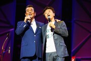 「加山雄三 LIVE in 日本武道館」の模様。左から加山雄三、桑田佳祐。