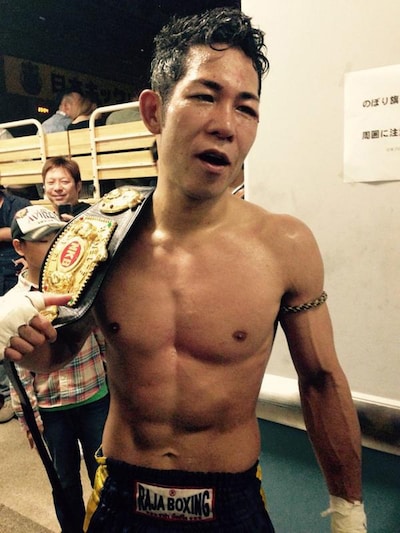 チャンピオンベルトを手にする竹村哲。