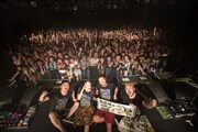 SHAKALABBITS「SHAKALABBITS LIVE 2014“鳥肌味のメロディックツアー”」東京・LIQUIDROOM公演での集合写真。（Photo by Takanori Tsukiji（STARSERVERCLUB LLC））