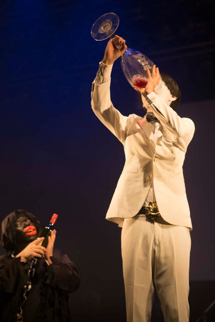1本分のワインを一気飲みするホネヌキマン。