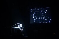 ピアノソロを弾くホネヌキマン。