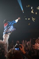 小判をばらまくホネヌキマン。