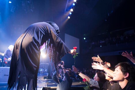 バラを配る下僕。