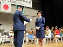 岩佐美咲が総決起大会にて一日警察署長に任命される様子。
