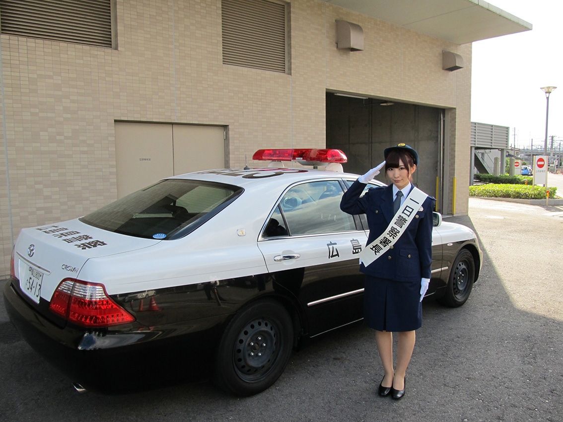 広島・福山西警察署の一日署長を務めた岩佐美咲。