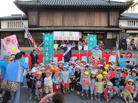 鞆の浦に到着した岩佐美咲。