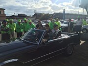 オープンカーで市内を回る岩佐美咲。