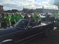 オープンカーで市内を回る岩佐美咲。