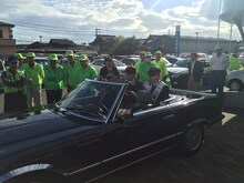 オープンカーで市内を回る岩佐美咲。