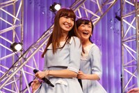 左から小嶋陽菜、生駒里奈。 (c)AKS