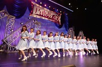 「風の螺旋」をパフォーマンスするこじ坂46。 (c)AKS