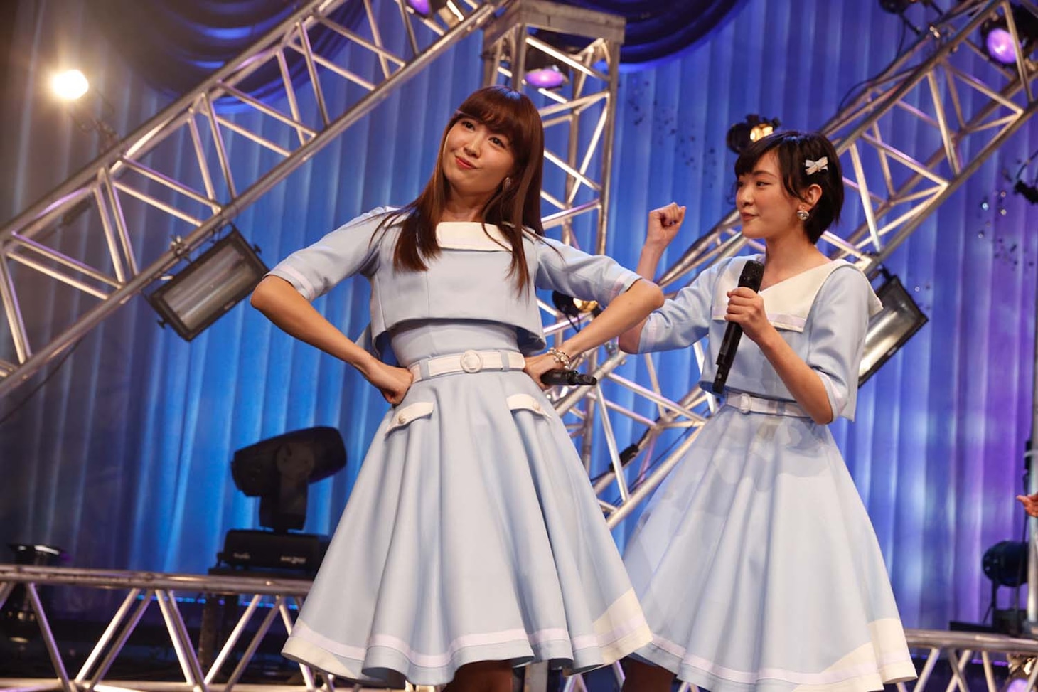 左から小嶋陽菜、生駒里奈。 (c)AKS