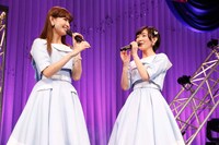 左から小嶋陽菜、生駒里奈。 (c)AKS