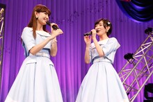 左から小嶋陽菜、生駒里奈。 (c)AKS