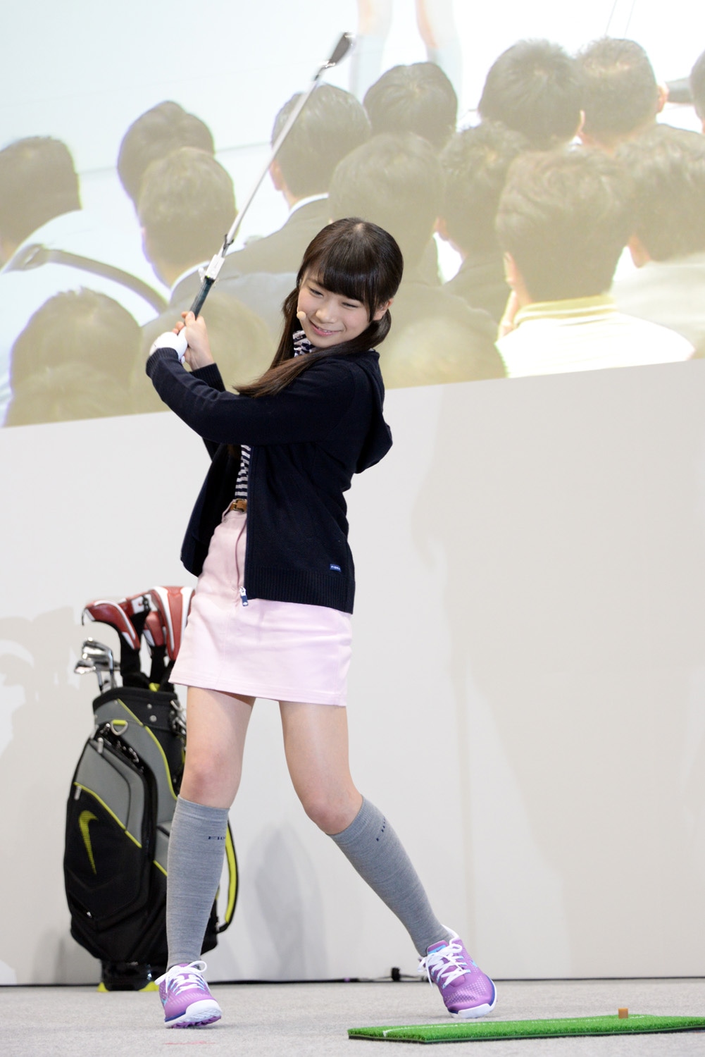 ゴルフクラブをスイングする秋元真夏。
