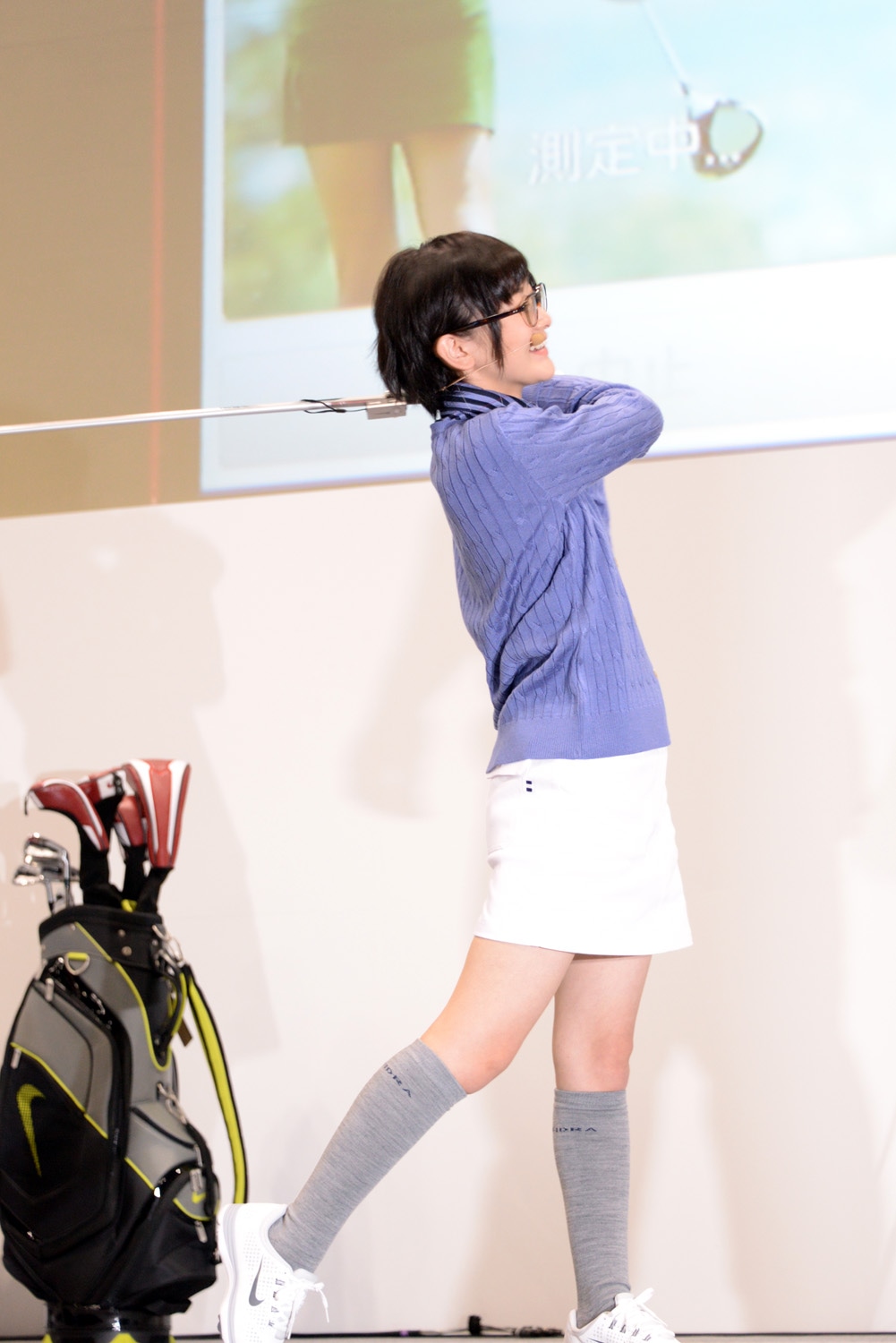 ゴルフクラブをスイングする生駒里奈。