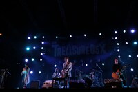 「TREASURE05X」でのBIGMAMAのライブの様子。