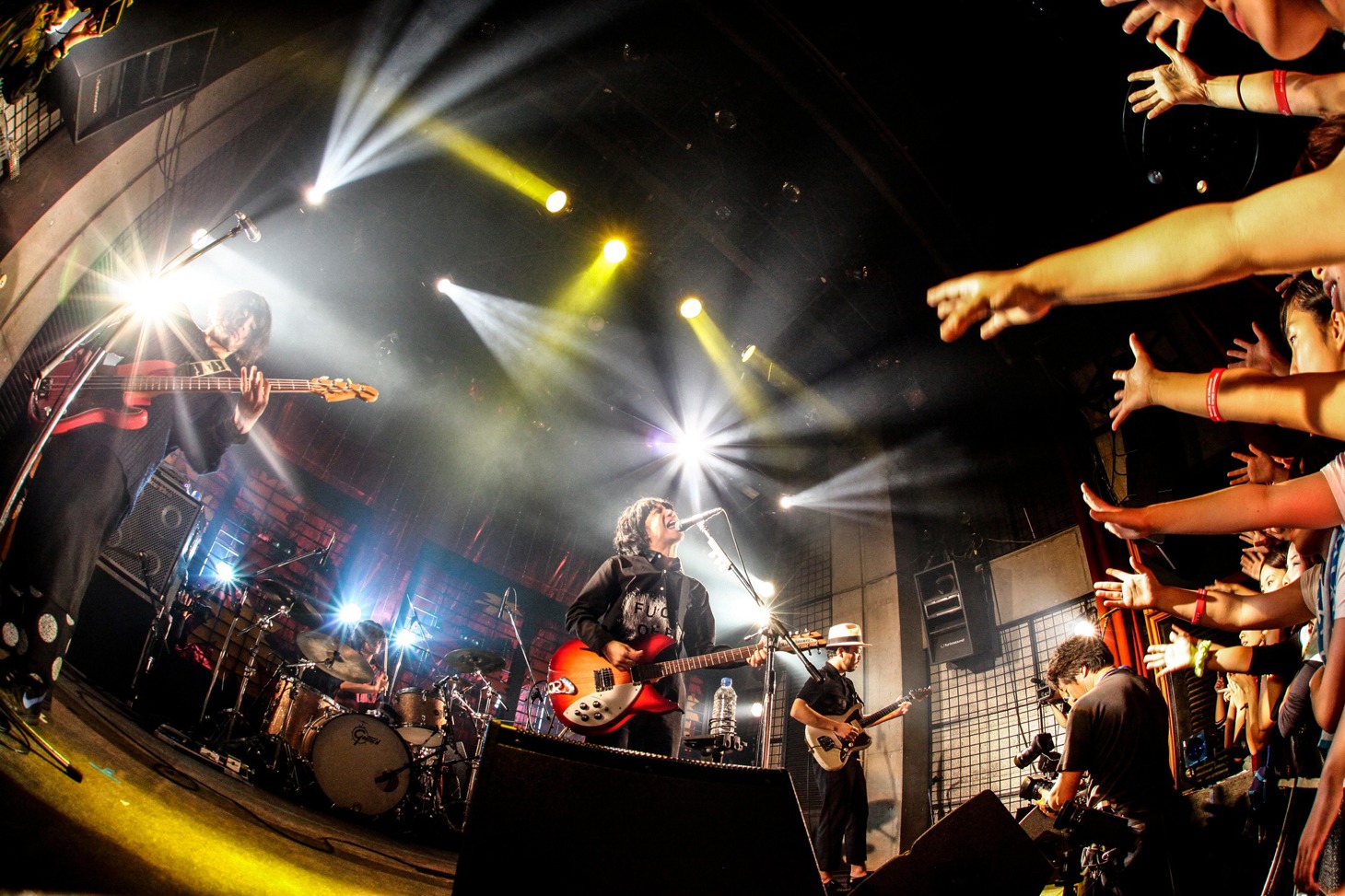 クリープハイプ「SPACE SHOWER TV "LIVE with YOU"」の様子。