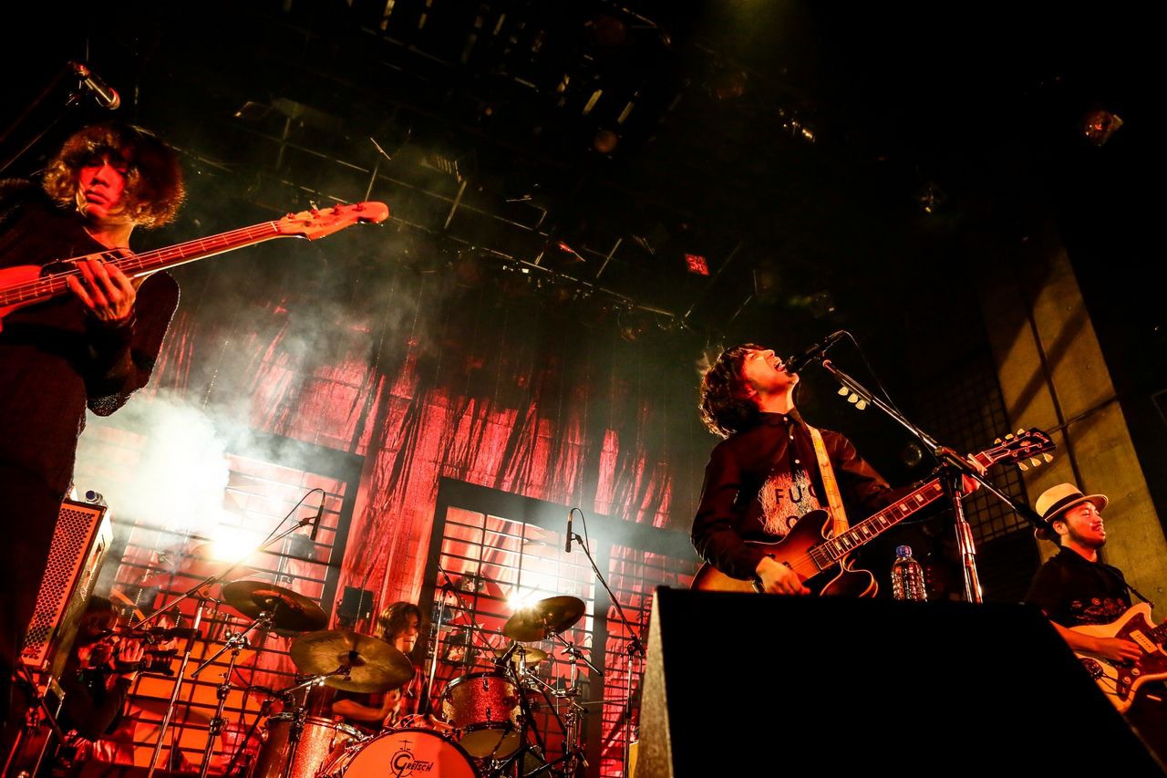 クリープハイプ「SPACE SHOWER TV "LIVE with YOU"」の様子。