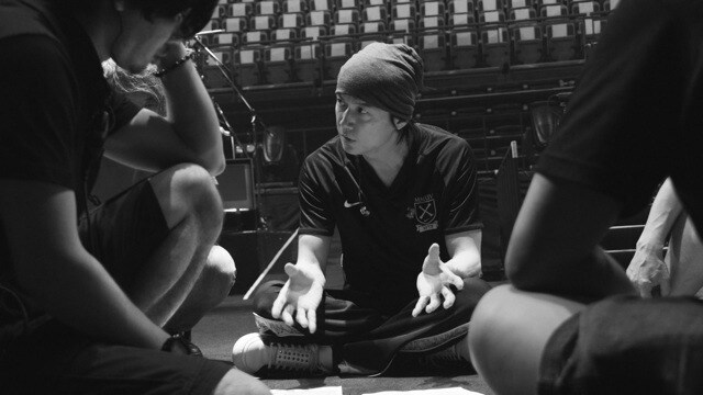 福山雅治「FUKUYAMA MASAHARU WE'RE BROS. TOUR 2014 HUMAN」初回限定盤の特典映像のワンシーン。