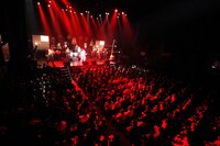 明和電機「祝 明和電機 20周年ライブ in 赤坂 BLITZ」公演の模様。