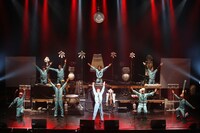 明和電機「祝 明和電機 20周年ライブ in 赤坂 BLITZ」公演の模様。