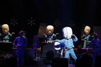 明和電機「祝 明和電機 20周年ライブ in 赤坂 BLITZ」公演の模様。