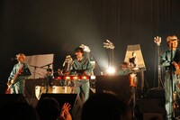 明和電機「祝 明和電機 20周年ライブ in 赤坂 BLITZ」公演の模様。