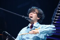 明和電機「祝 明和電機 20周年ライブ in 赤坂 BLITZ」公演の模様。