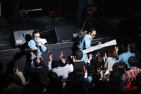 明和電機「祝 明和電機 20周年ライブ in 赤坂 BLITZ」公演の模様。