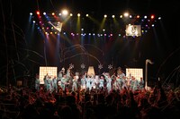 明和電機「祝 明和電機 20周年ライブ in 赤坂 BLITZ」公演の模様。