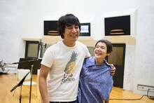 レコーディング時の山崎まさよしと大竹しのぶ。