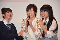 左から真山りか、安本彩花、廣田あいか。