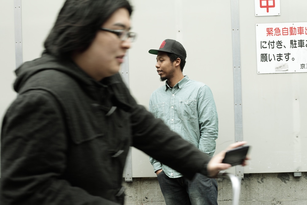 写真奥がOMSB。