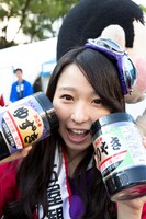 でえだらぼっちからもらった名前入りの味のりを自慢する大黒柚姫。