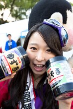 でえだらぼっちからもらった名前入りの味のりを自慢する大黒柚姫。