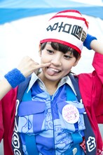 「名古屋観光PRサポーター」のたすきを頭に巻く咲良菜緒。