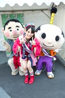 でえだらぼっち、はち丸と記念撮影する秋本帆華。