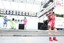 「ピザです！」を披露するチームしゃちほこ。