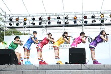 「そこそこプレミアム」を披露するチームしゃちほこ。