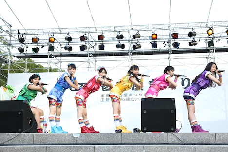 「そこそこプレミアム」を披露するチームしゃちほこ。