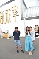 左からK、高山一実、深川麻衣。