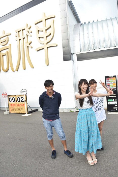 左からK、高山一実、深川麻衣。