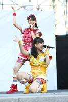 上から秋本帆華、伊藤千由李。