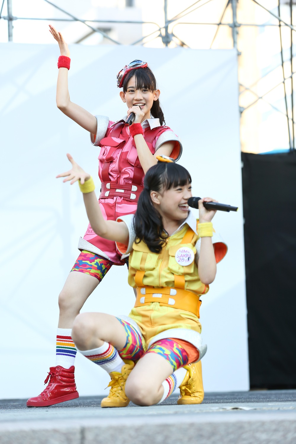 上から秋本帆華、伊藤千由李。