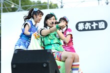 坂本遥奈の椅子を押す咲良菜緒。