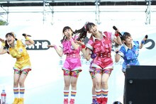 「第60回名古屋まつり」でパフォーマンスするチームしゃちほこ。